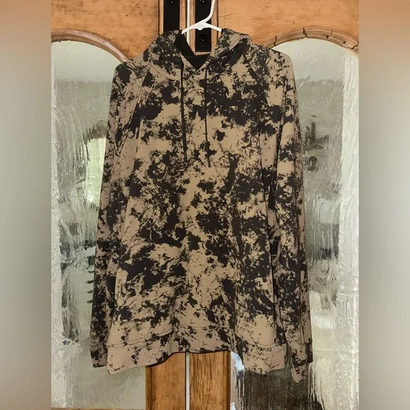 Lululemon Men's Black and Tan Camo Hoodie - Picture 2 of 3